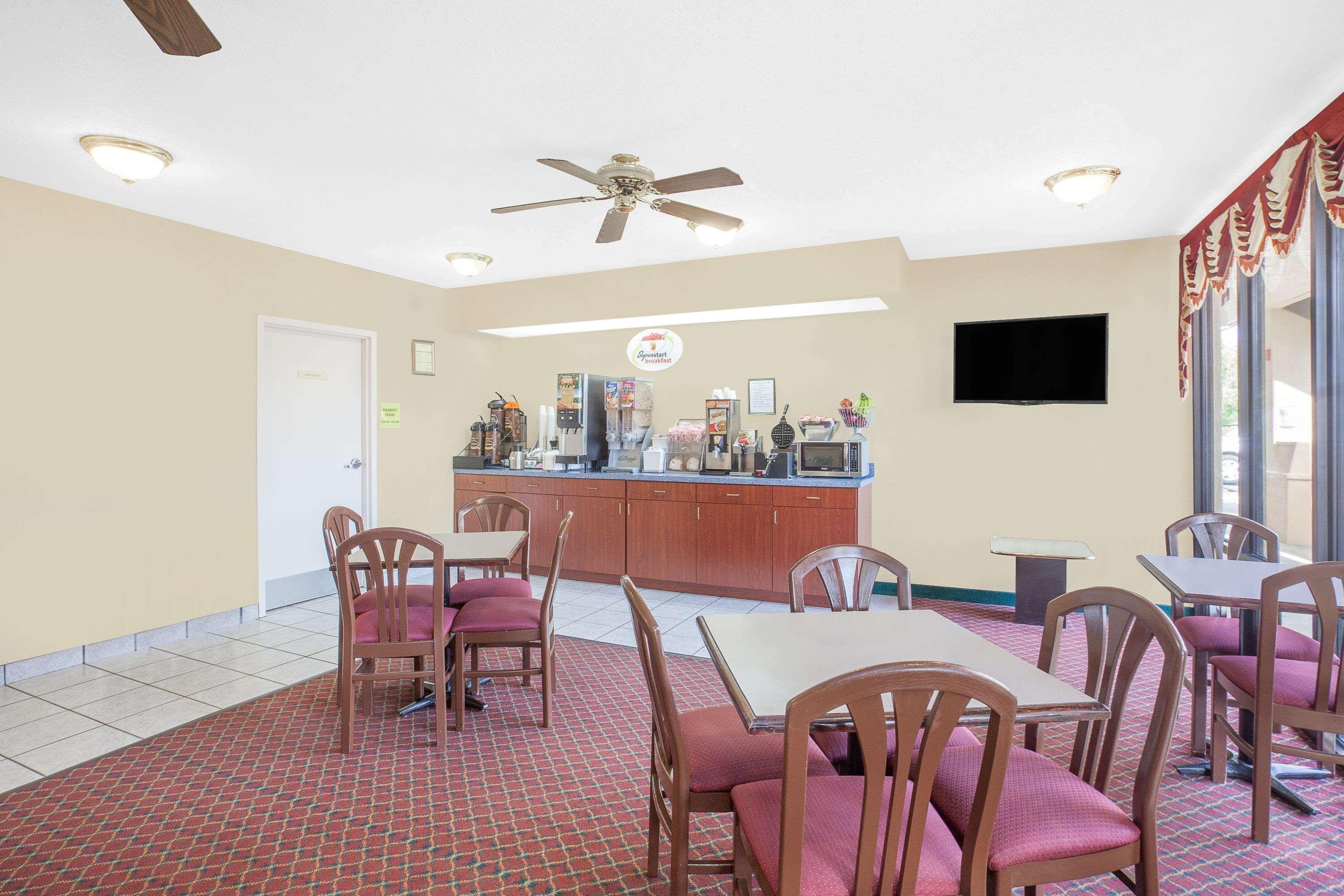 Hotel Super 8 By Wyndham Greeneville Area 2*